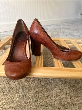 Frye Classic Brown Leather Block Heel Carson Pumps - Women 8M leather outsoles